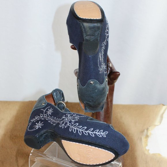 Ariat Vista Midnight Embroidered Accent Canvas & Leather Styling Wedge, Size 6.5 - Picture 11 of 11